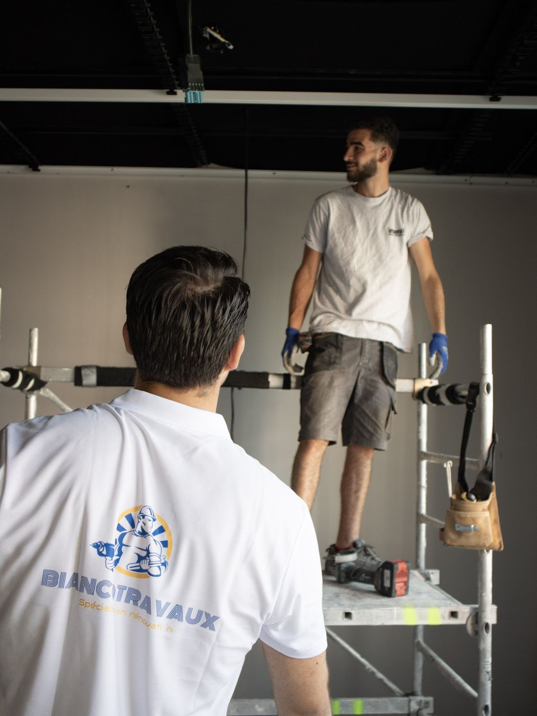 Compagnon Bianco Travaux Énergie au pied d'un échafaudage