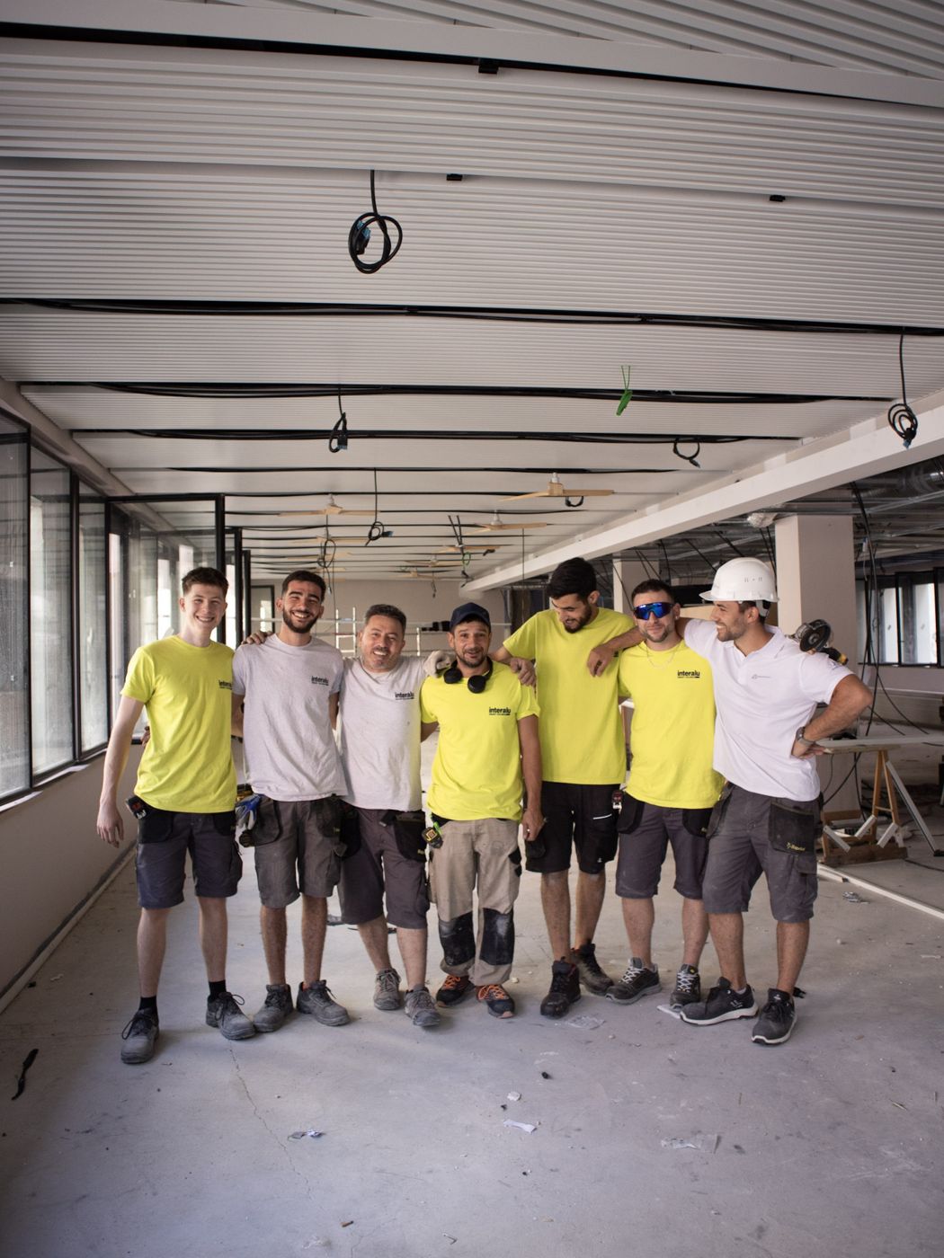 L'équipe réunie sur un chantier de bureaux