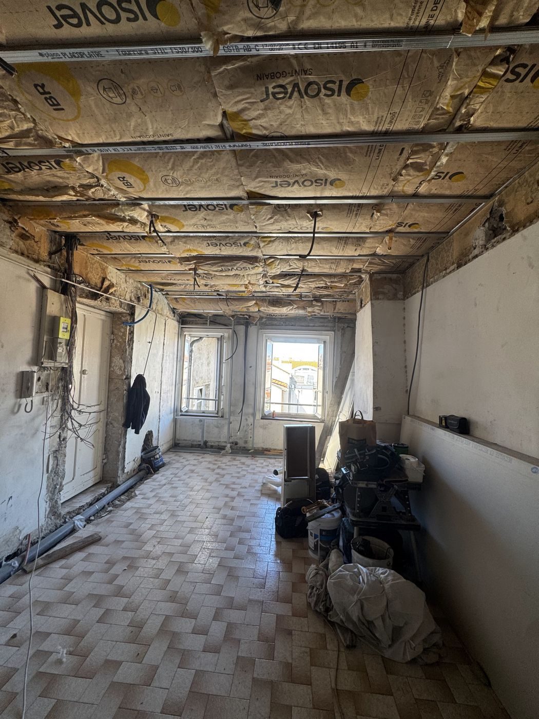 Isolation sous plafond en laine de verre dans un appartement en rénovation