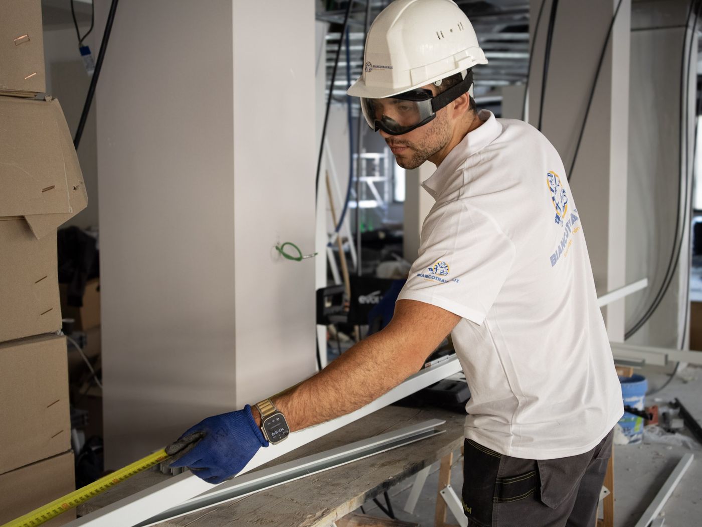 Prise de mesure sur un profilé aluminium