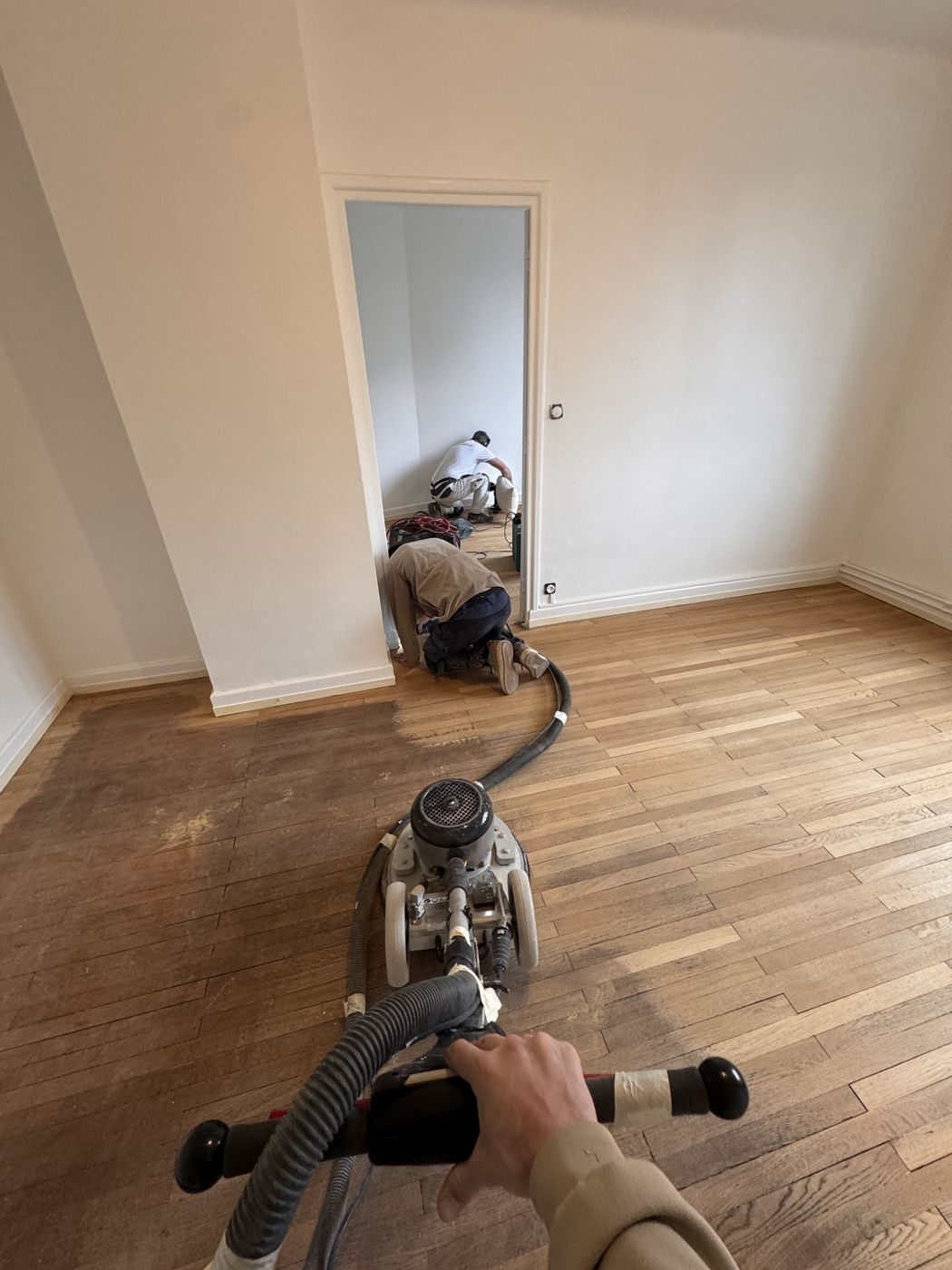 Ponçage d'un parquet dans un appartement