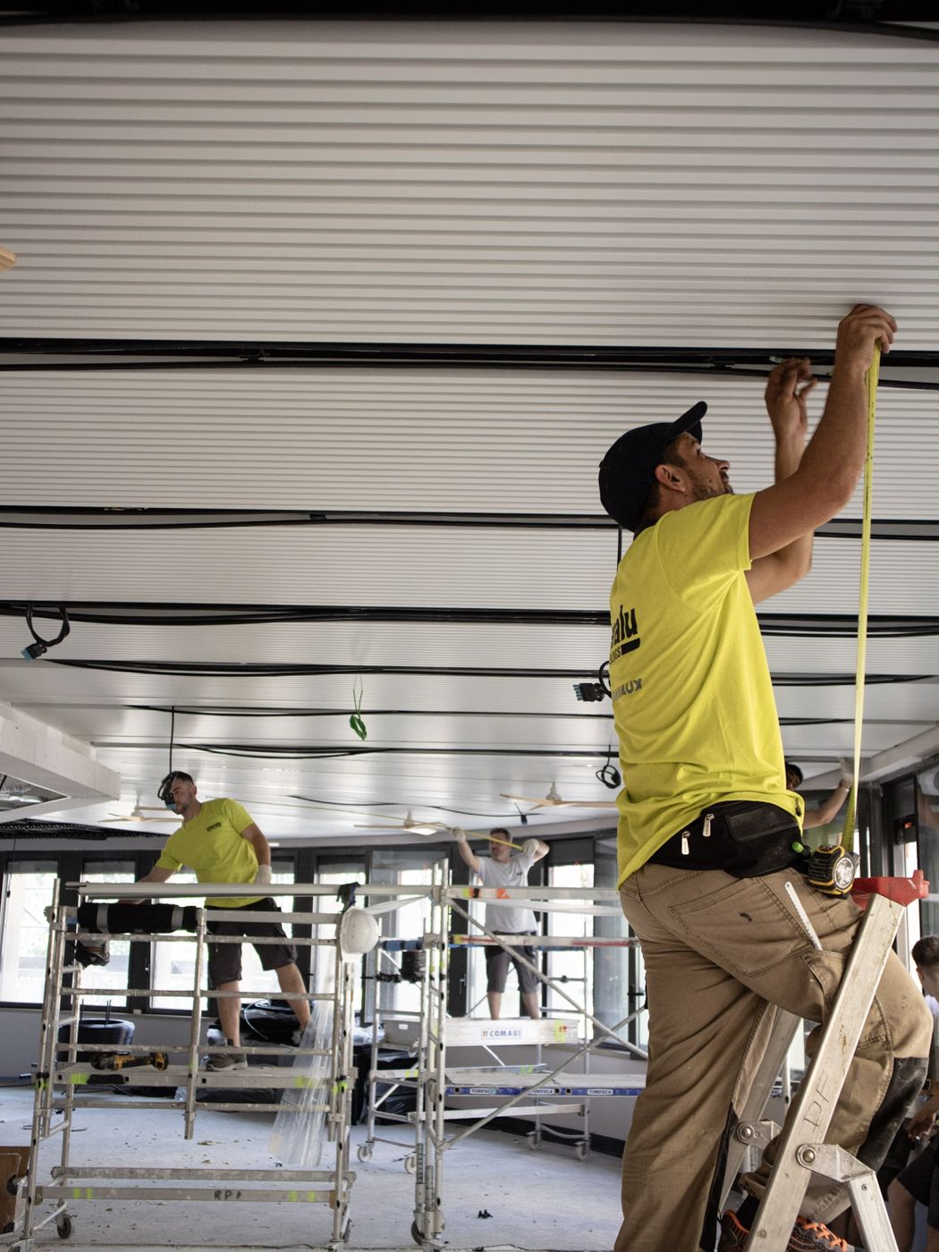 Pose de plafond technique dans un plateau de bureaux